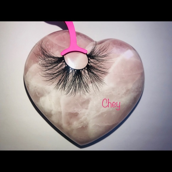 💎 HOST PICK 💎 Mink Strip Lashes - Chey 25mm - Picture 2 of 2